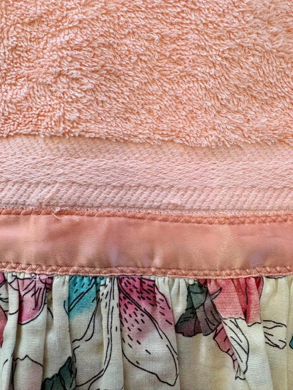 Vintage Cannon Bath Towel- Peach with Ruffle Floral Trim